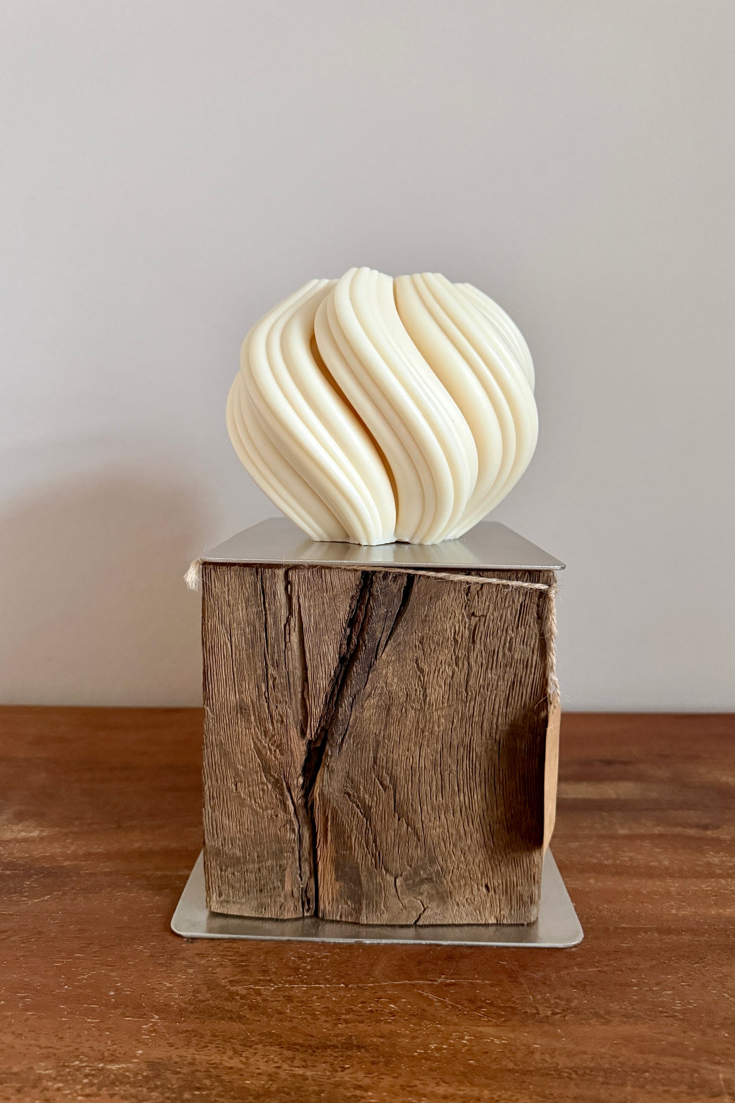 Holzstamm gebürstet mit Edelstahlplatte und Designkerze 1291