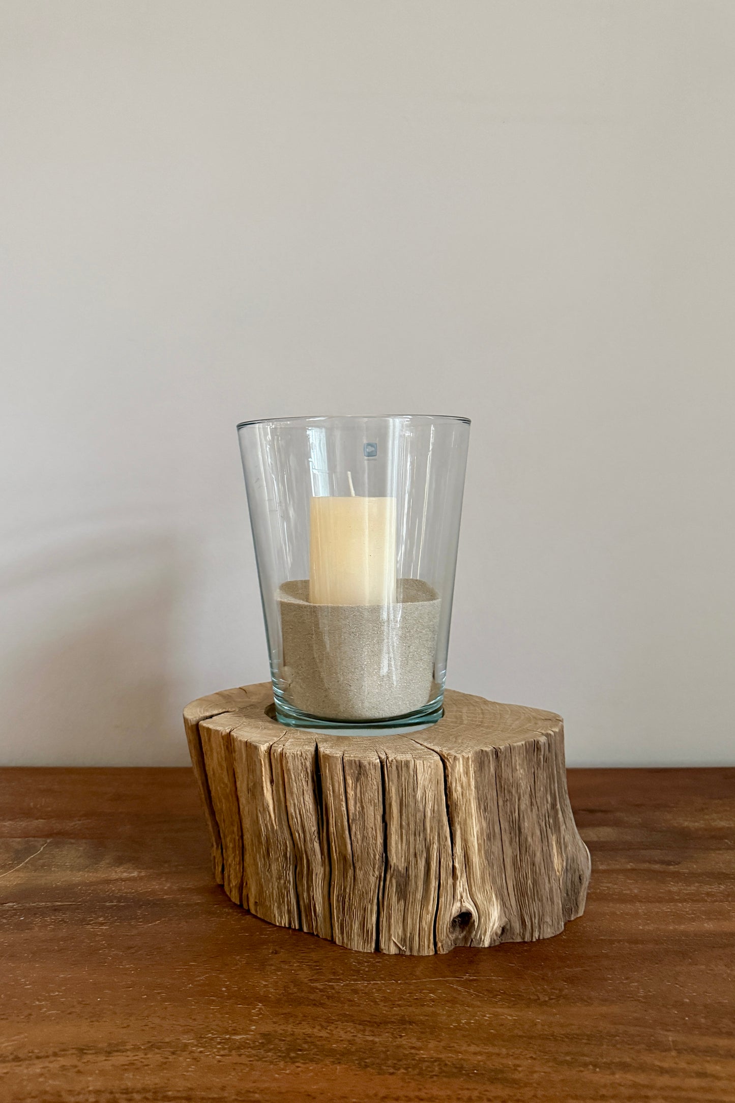 Windlicht Glas auf Holzstamm gebürstet mit Stumpenkerze 1128