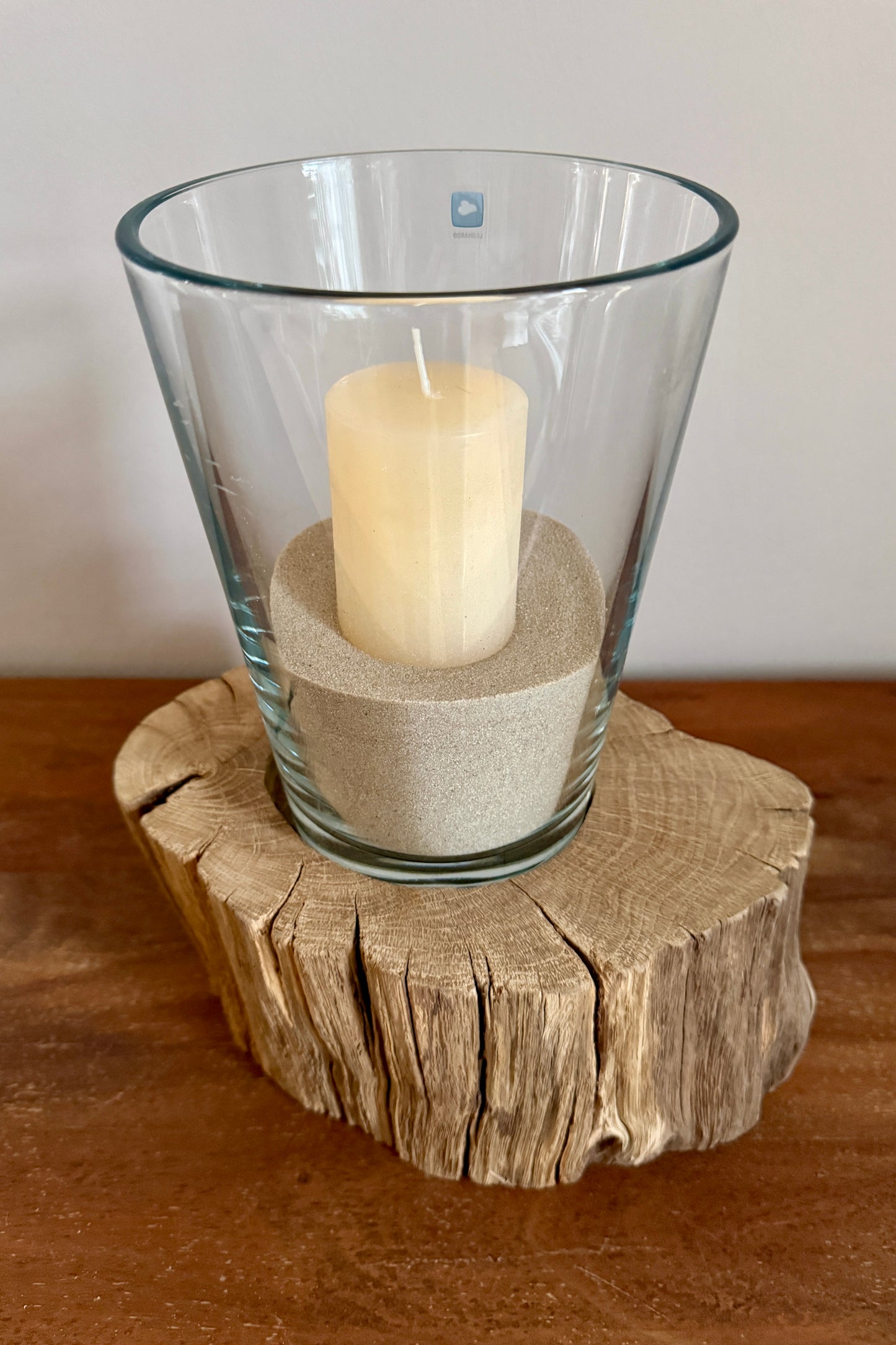 Windlicht Glas auf Holzstamm gebürstet mit Stumpenkerze 1128