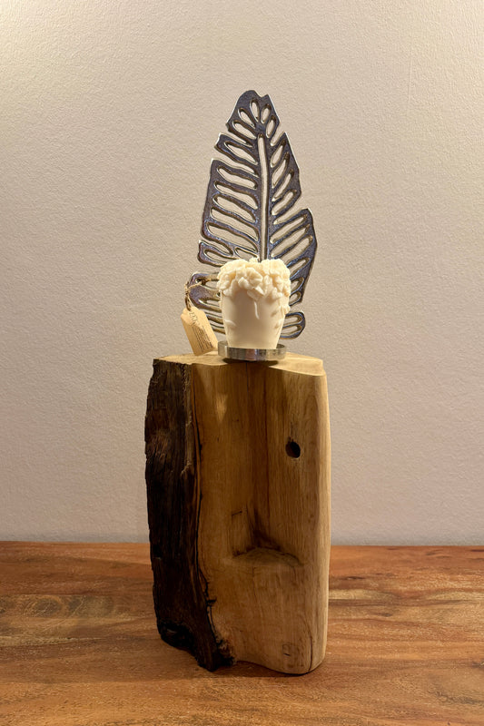 Kerzenständer Blatt auf Eichenholz gebürstet und geschliffen mit Designkerze 880