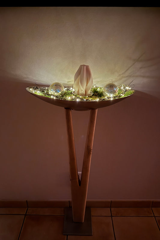 Dekorativer Eichenholzständer geschliffen mit Designkerze 1069