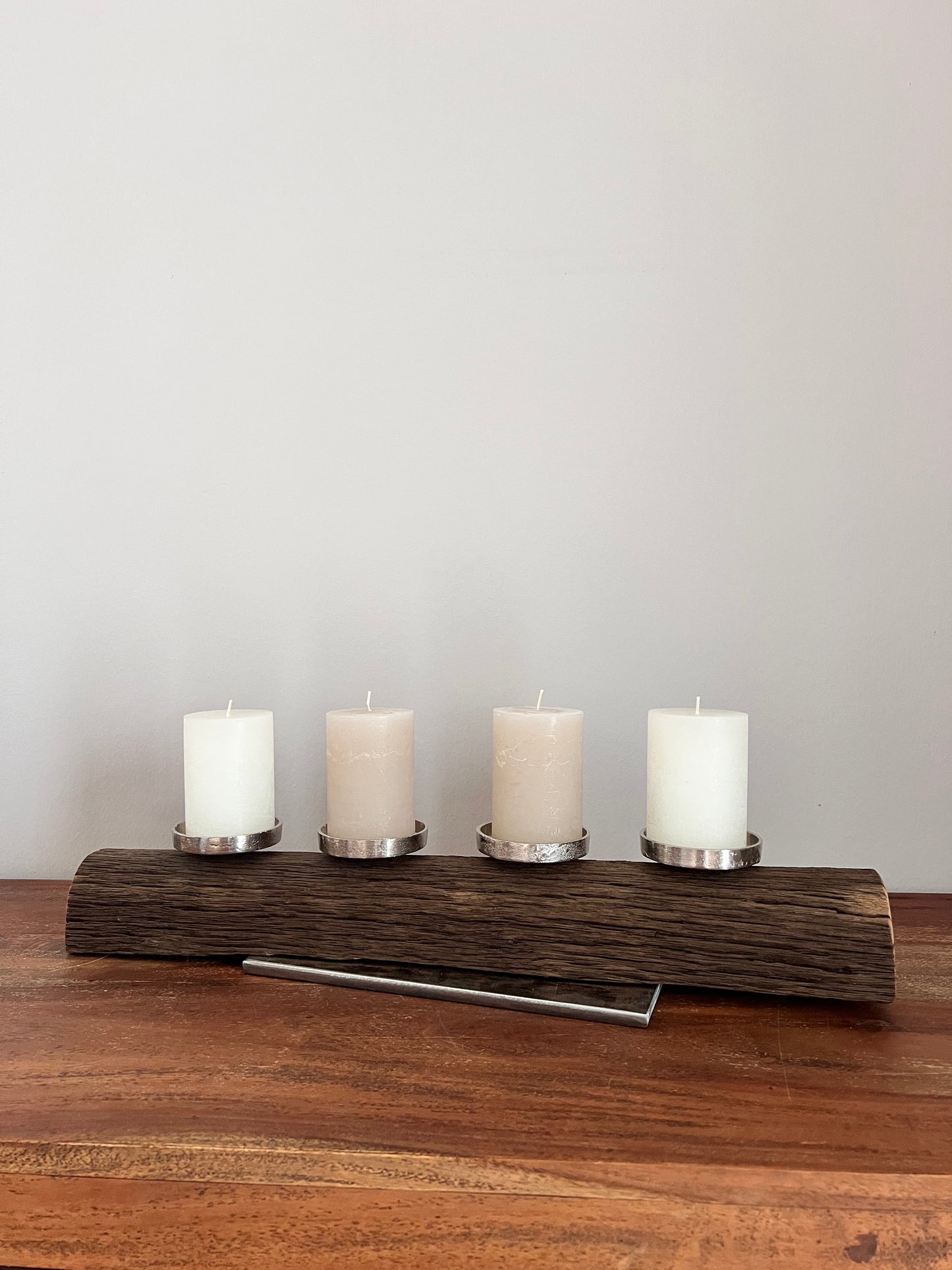 Adventskranz neu gedacht - Kerzenständer aus gebürstetem Eichenholz, silberfarbene Kerzenteller, vier Stumpenkerzen Unikat Nr. 1135