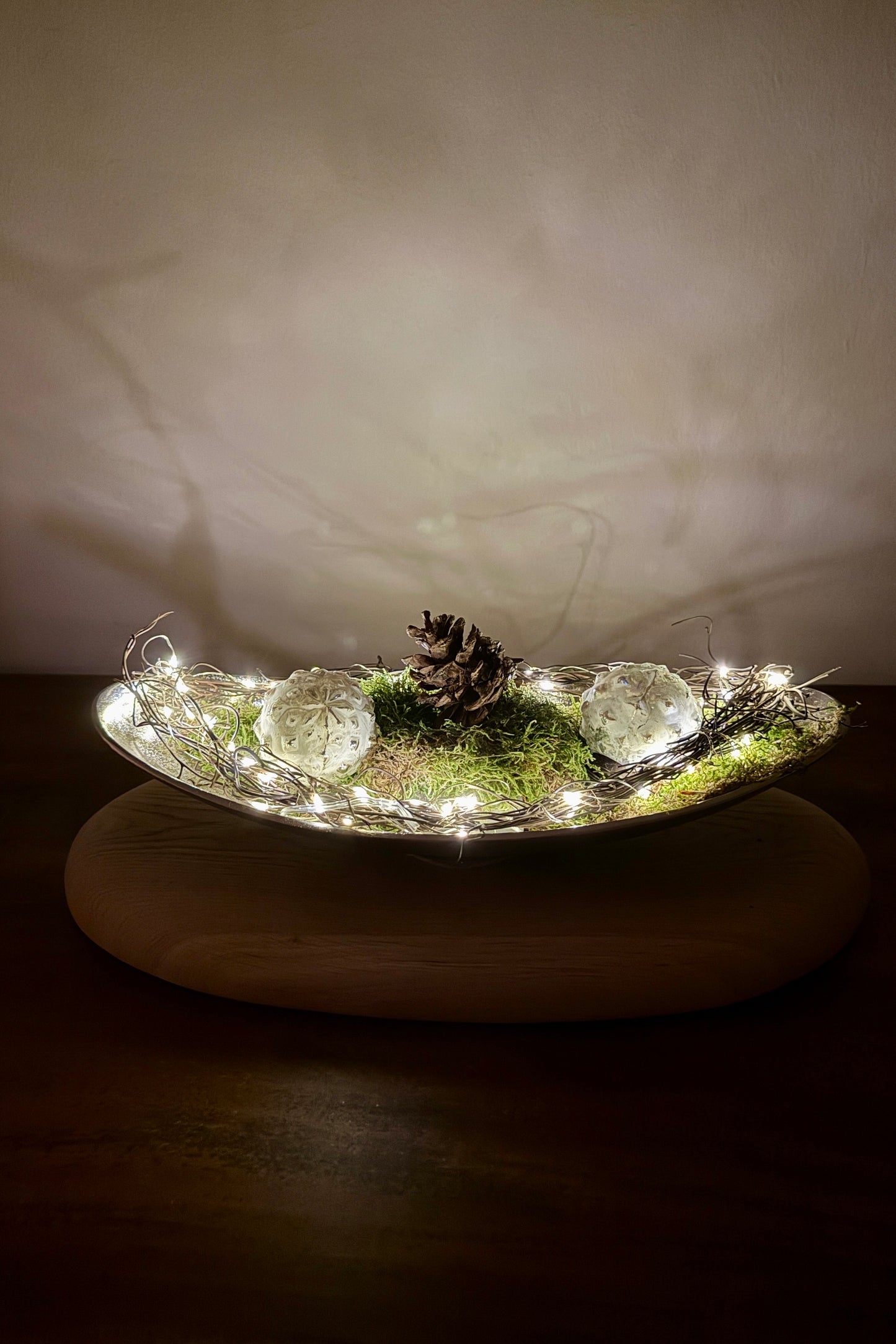 Dekoschale silber klein auf Holzstamm geschliffen mit weihnachtlicher Deko 1509