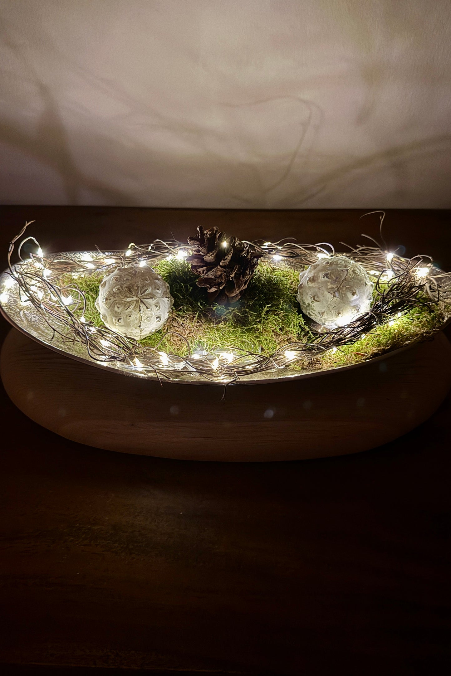 Dekoschale silber klein auf Holzstamm geschliffen mit weihnachtlicher Deko 1509