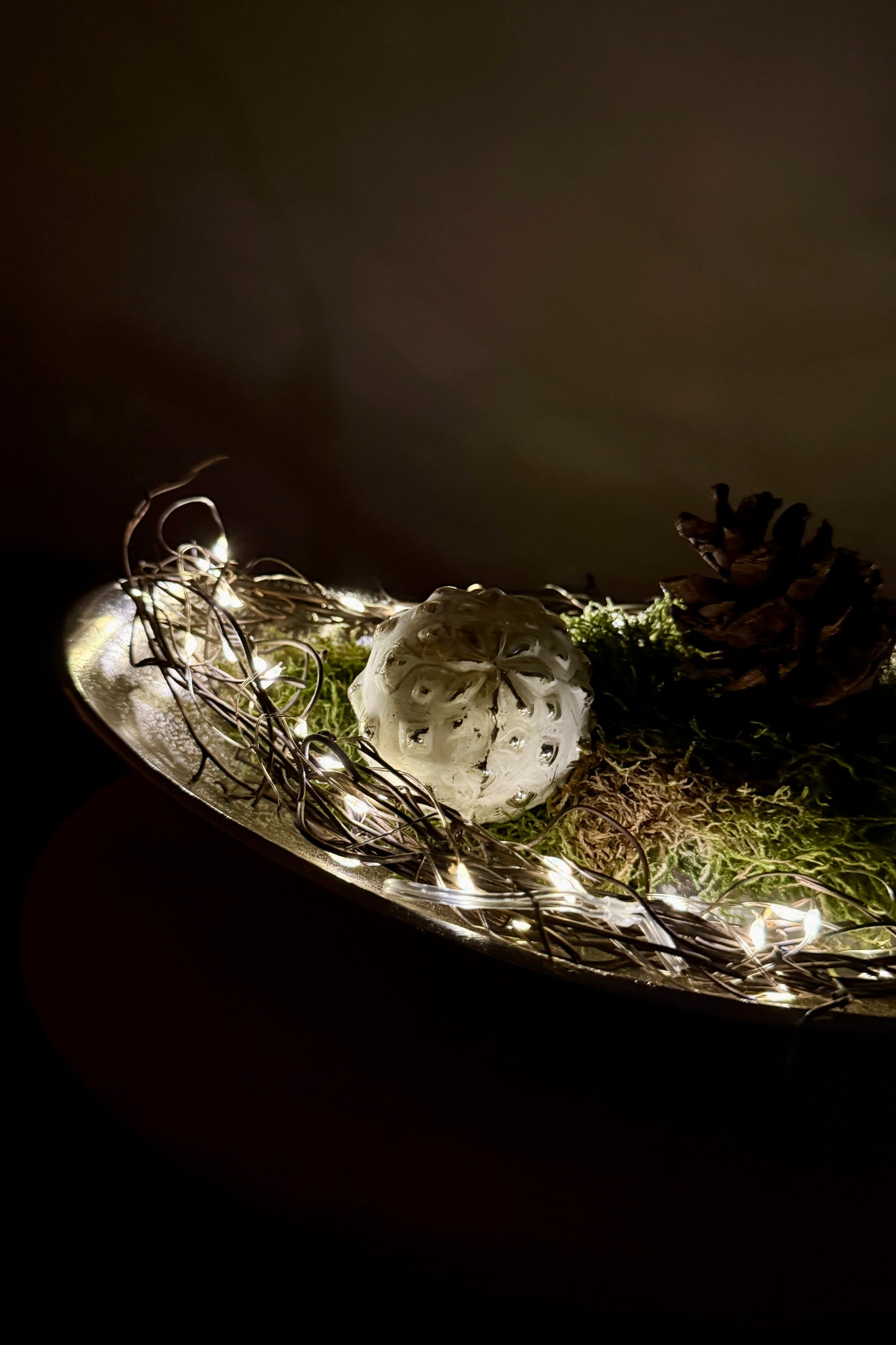 Dekoschale silber klein auf Holzstamm geschliffen mit weihnachtlicher Deko 1509