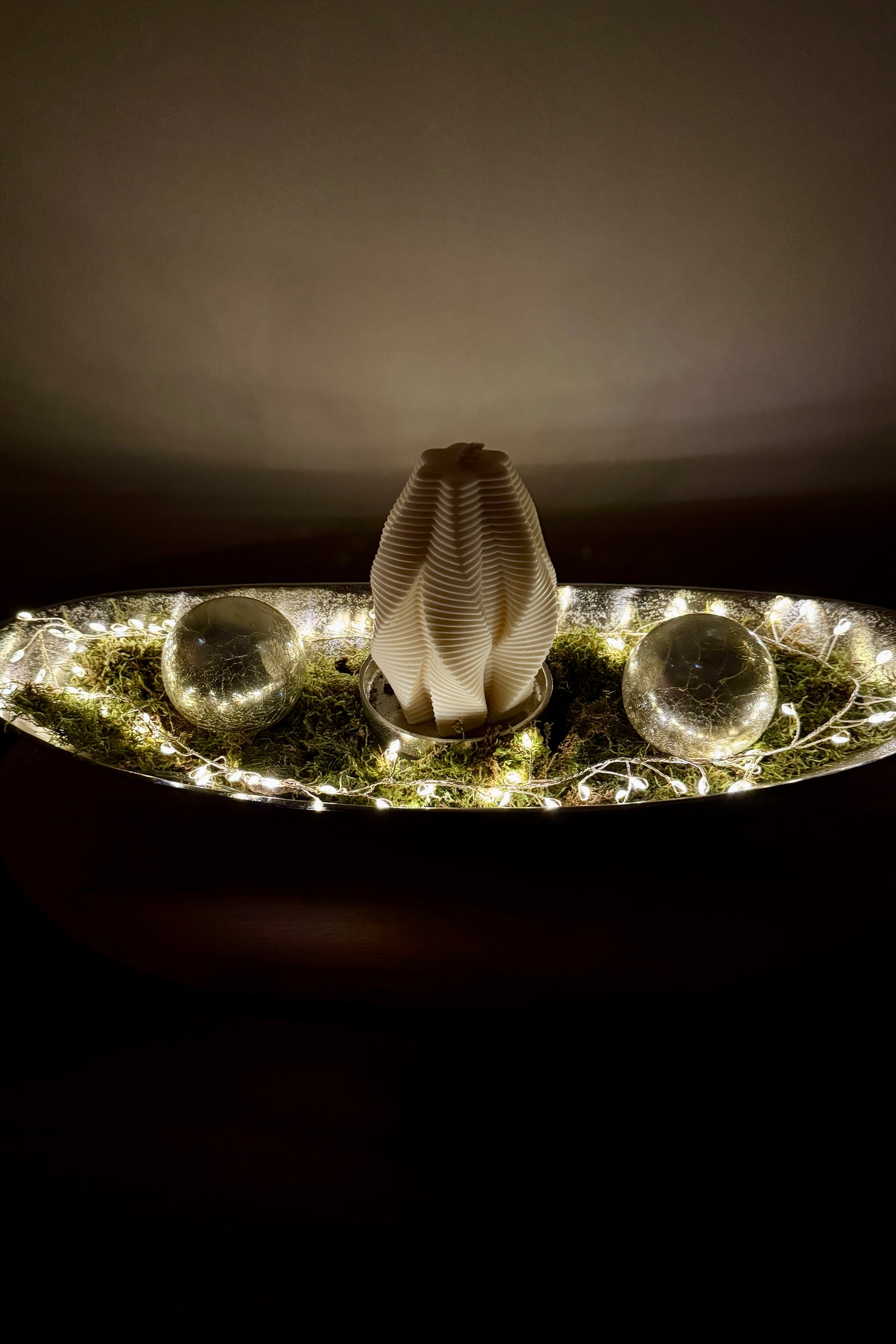 Dekoschale silber groß auf Holzstamm geschliffen mit Designkerze und weihnachtlicher Deko 1513