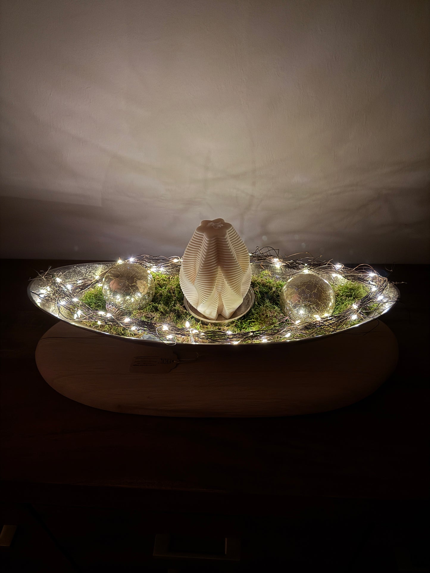 Dekoschale silber groß auf Holzstamm geschliffen mit Designkerze und weihnachtlicher Deko 1514