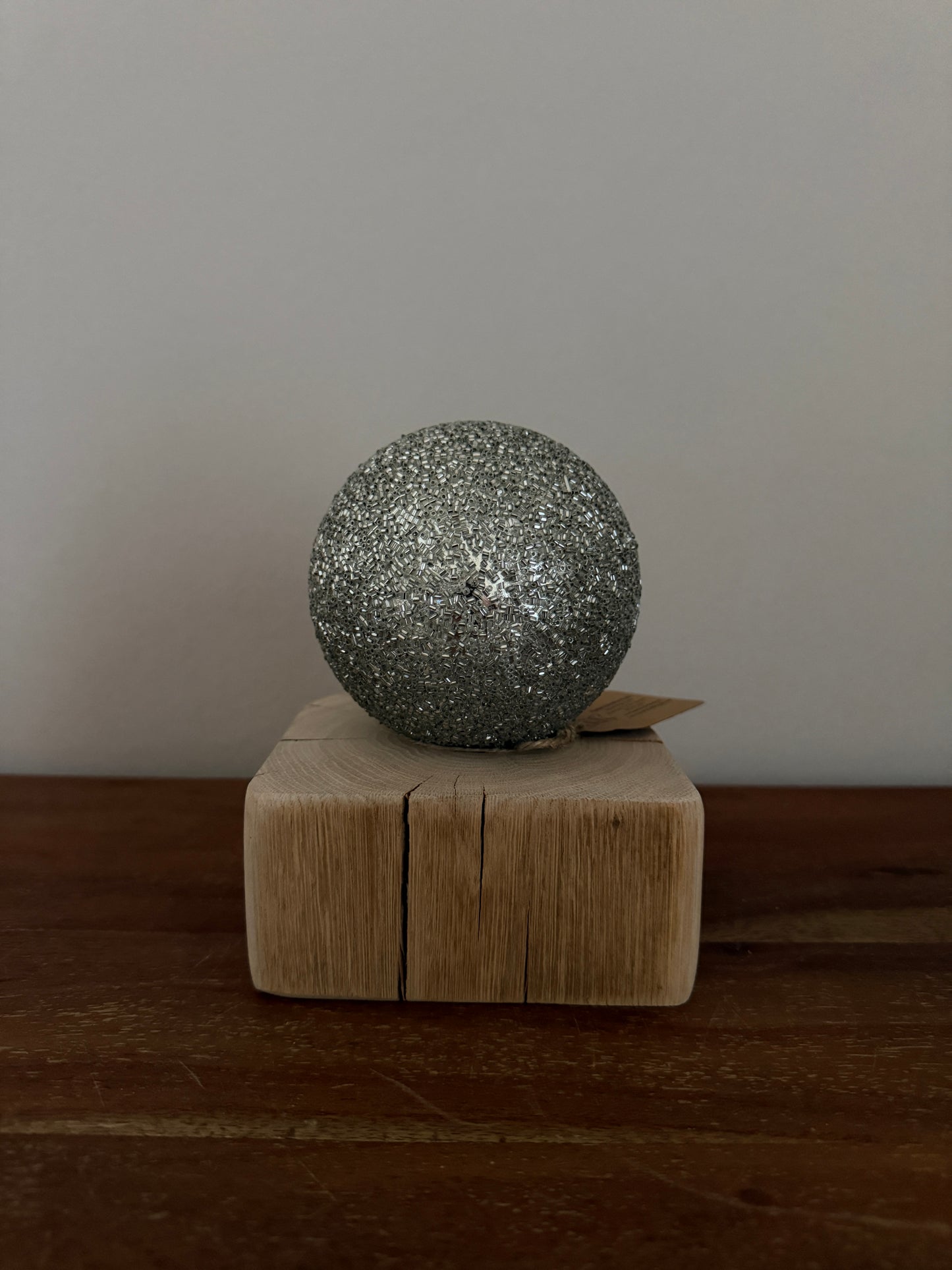 Leuchtkugel Glas auf Holzstamm geschliffen 1576