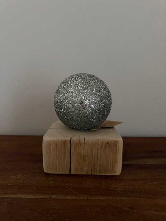 Leuchtkugel Glas auf Holzstamm geschliffen 1576