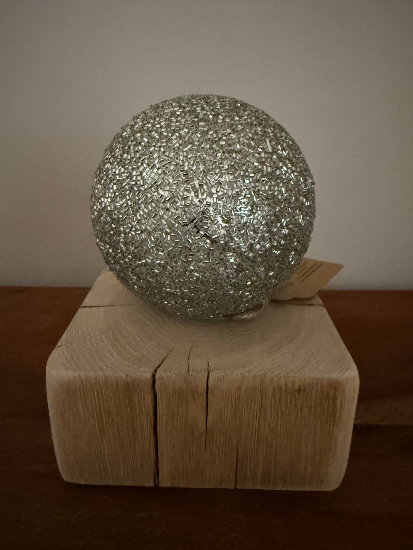 Leuchtkugel Glas auf Holzstamm geschliffen 1576