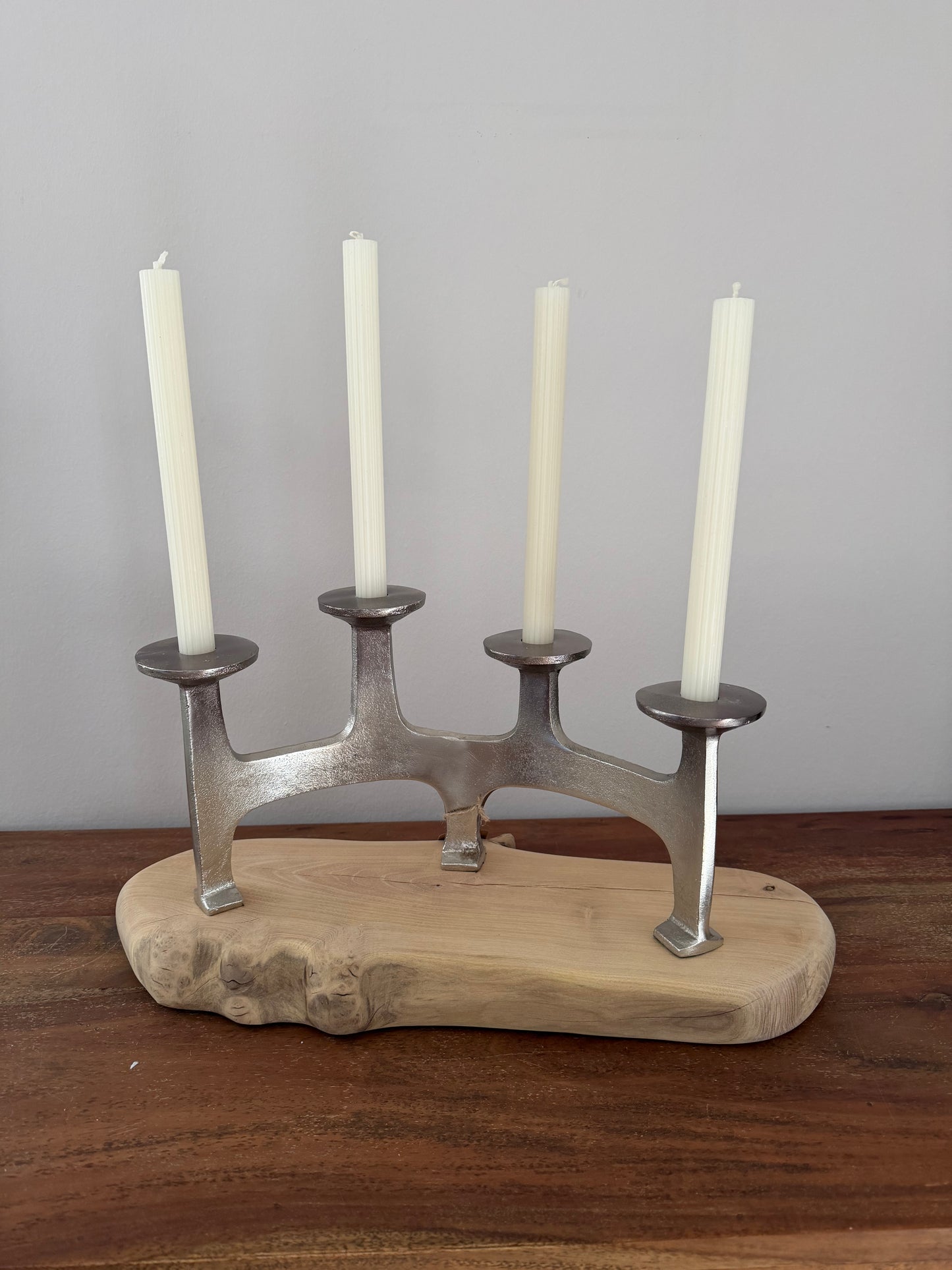 Kerzenständer aus geschliffenem Rubinienholz mit vier Stabkerzen 1695