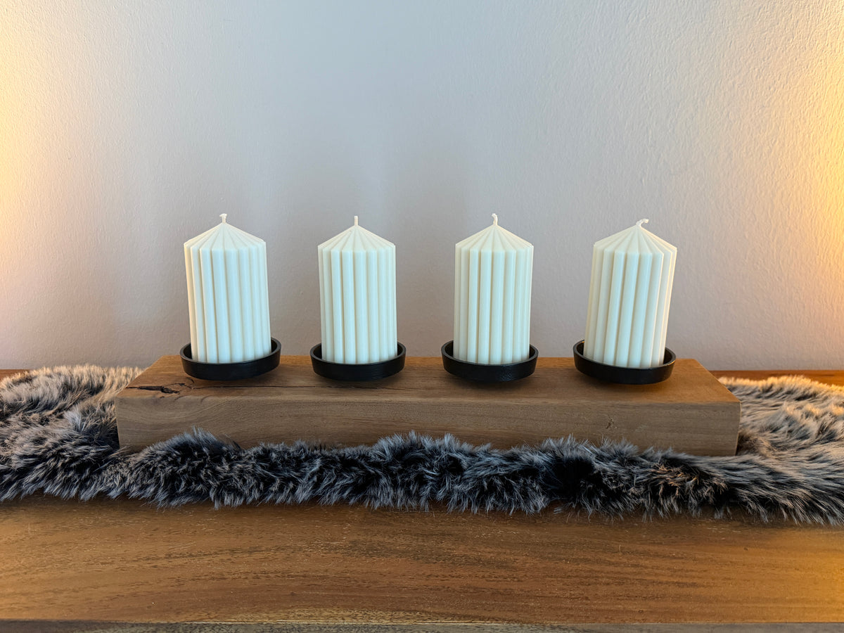 Adventskranz neu gedacht - Kerzenständer aus geschliffenem Merantiholz, schwarze Kerzenteller, vier Designkerzen, Unikat Nr. 1764
