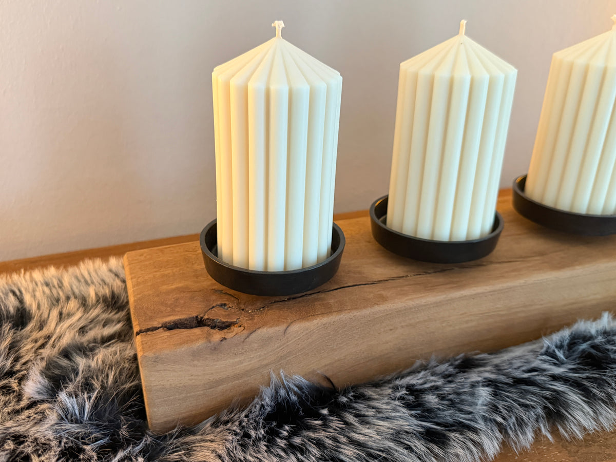 Adventskranz neu gedacht - Kerzenständer aus geschliffenem Merantiholz, schwarze Kerzenteller, vier Designkerzen, Unikat Nr. 1764