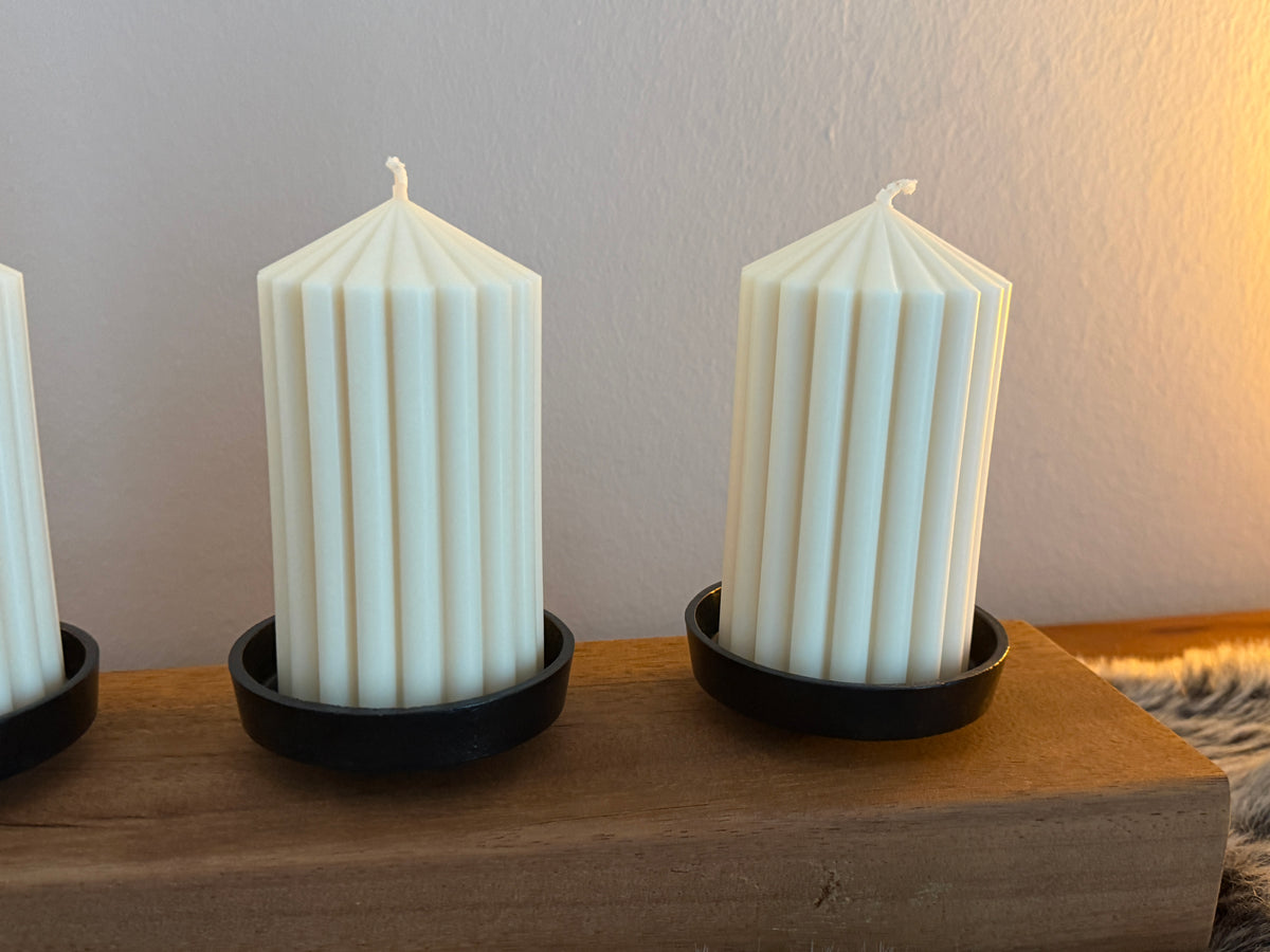 Adventskranz neu gedacht - Kerzenständer aus geschliffenem Merantiholz, schwarze Kerzenteller, vier Designkerzen, Unikat Nr. 1764