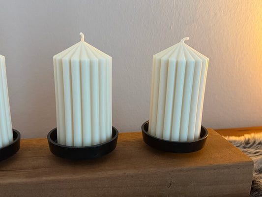 Adventskranz neu gedacht - Kerzenständer aus geschliffenem Merantiholz, schwarze Kerzenteller, vier Designkerzen, Unikat Nr. 1764