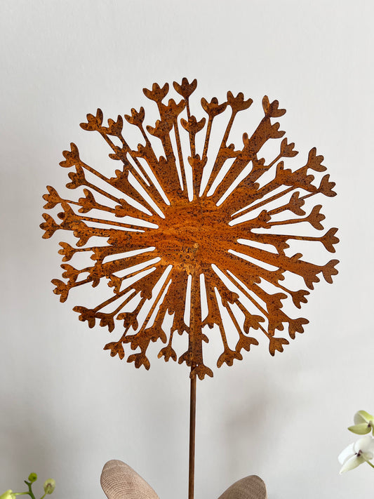 Dekoobjekt Pusteblume aus geschliffenem Eichenholz auf Metallständer