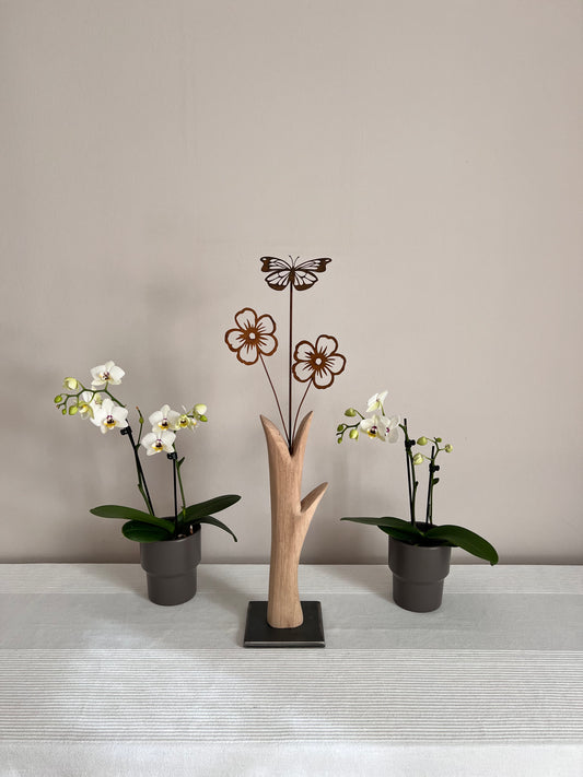 Dekoobjekt Blumen mit Schmetterling aus geschliffenem Eichenholz auf Metallständer