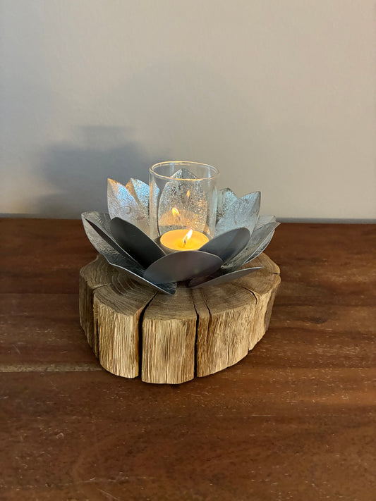 Holzstamm gebürstet mit Windlicht Lotusblüte silber mit Glas 1120