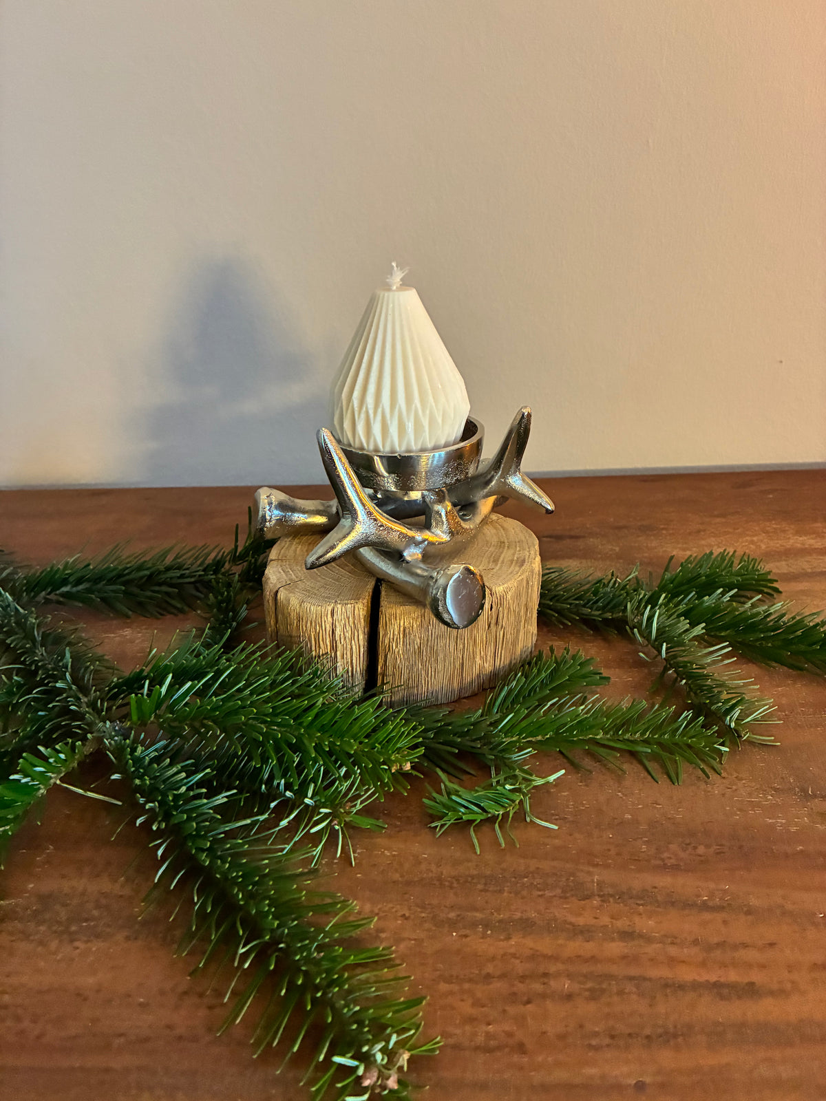 Kerzenständer Geweih aus Aluguss auf Eichenholz, Unikat Nr. 1241, Ansicht 1