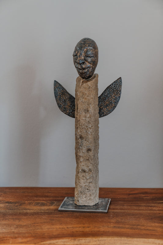 Skulptur abstrakte Person aus Sandstein auf Metallständer