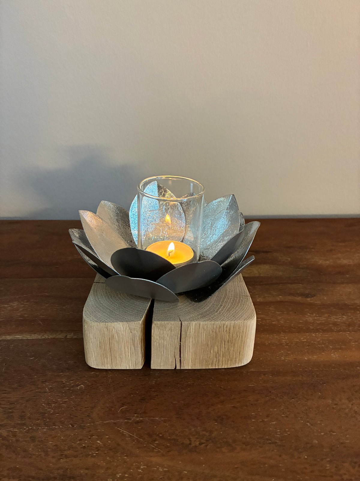 Holzstamm geschliffen mit Windlicht Lotusblüte mit Glas silber 1327