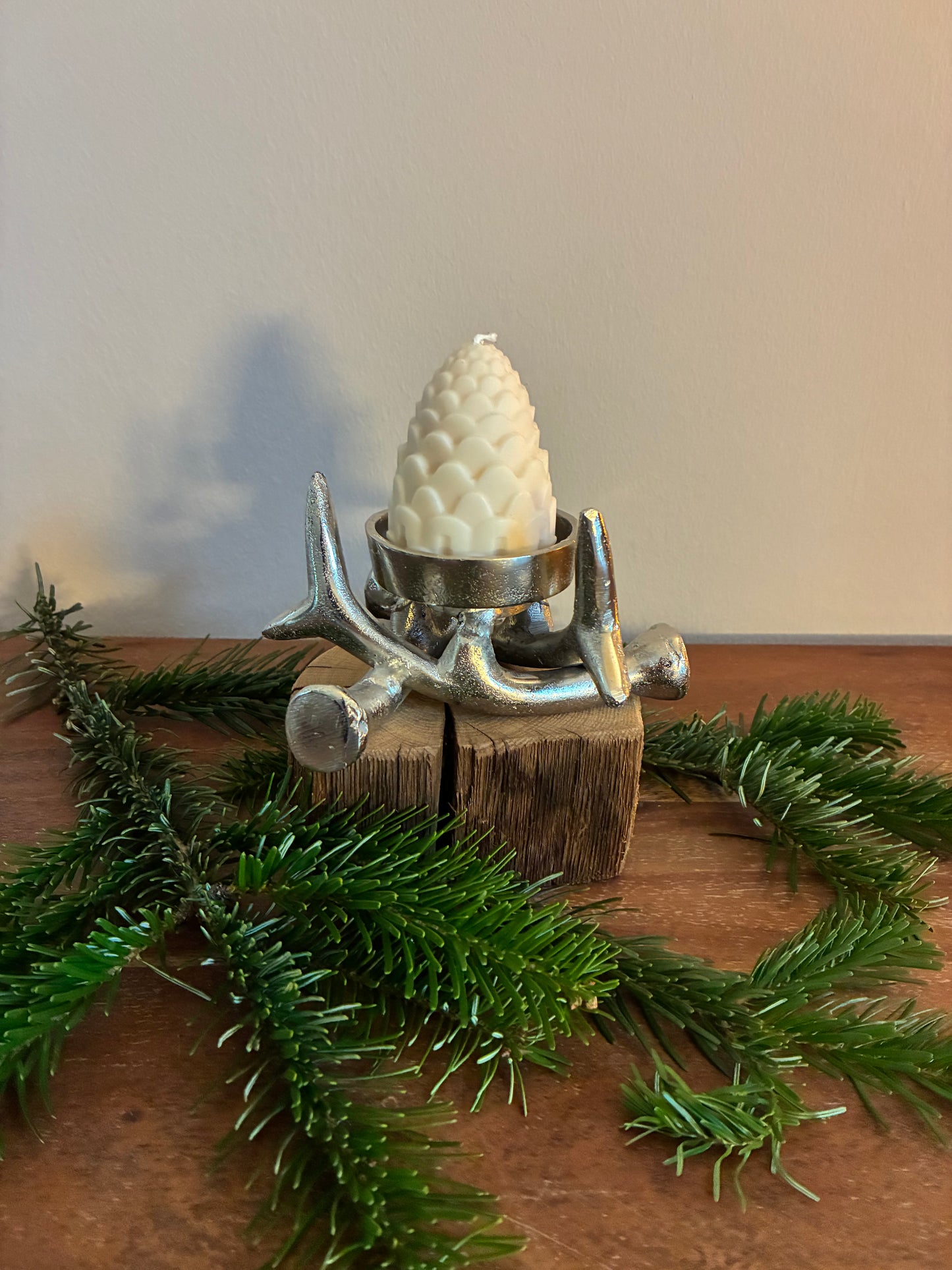 Holzstamm gebürstet mit Kerzenständer Geweih klein und Designkerze 1363