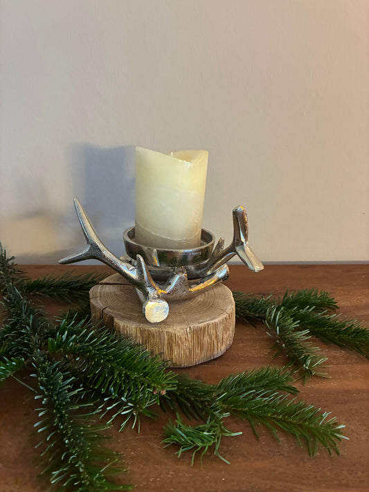 Holzstamm gebürstet mit Kerzenständer Geweih groß und Stumpenkerze 1365
