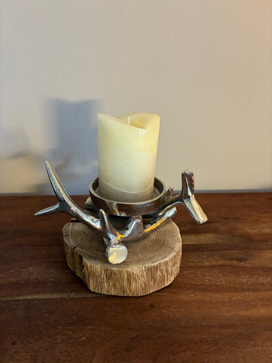 Holzstamm gebürstet mit Kerzenständer Geweih groß und Stumpenkerze 1365