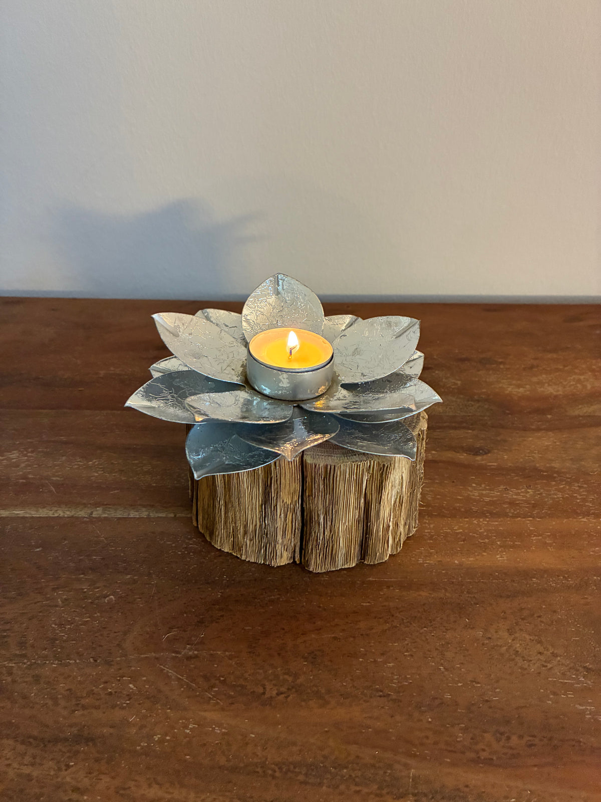 Holzstamm gebürstet mit Windlicht Lotusblüte silber 1443