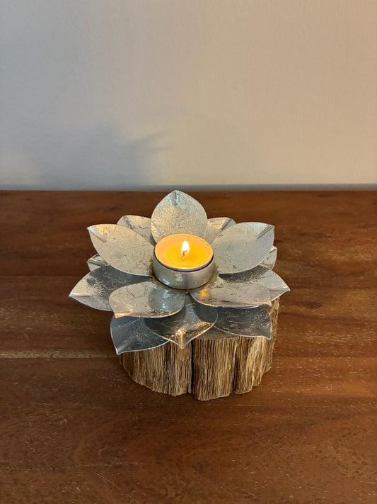 Holzstamm gebürstet mit Windlicht Lotusblüte silber 1443
