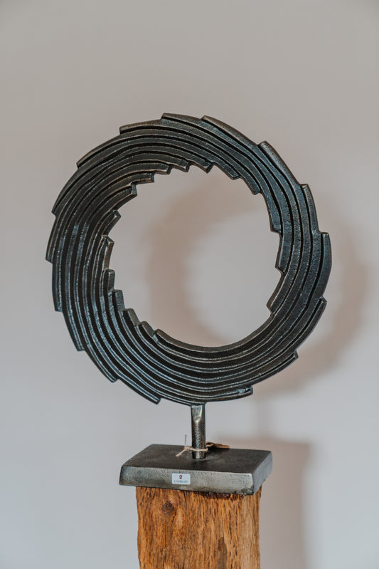 Dekoobjekt Spirale aus gebürstetem Eichenholz auf Metallständer