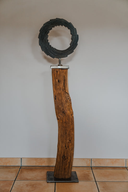 Dekoobjekt Spirale aus gebürstetem Eichenholz auf Metallständer