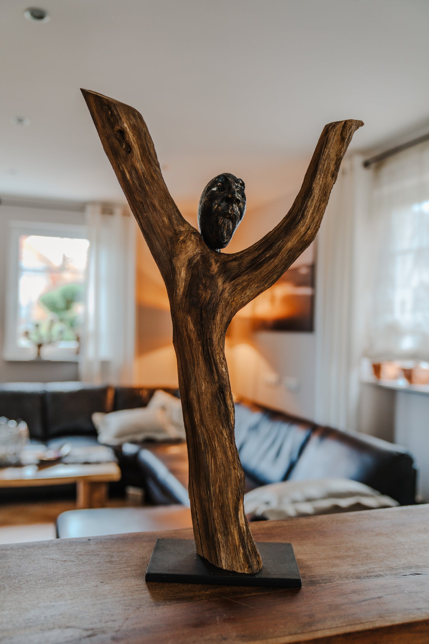 Skulptur abstrakte Person aus gebürstetem Eichenholz auf Metallständer