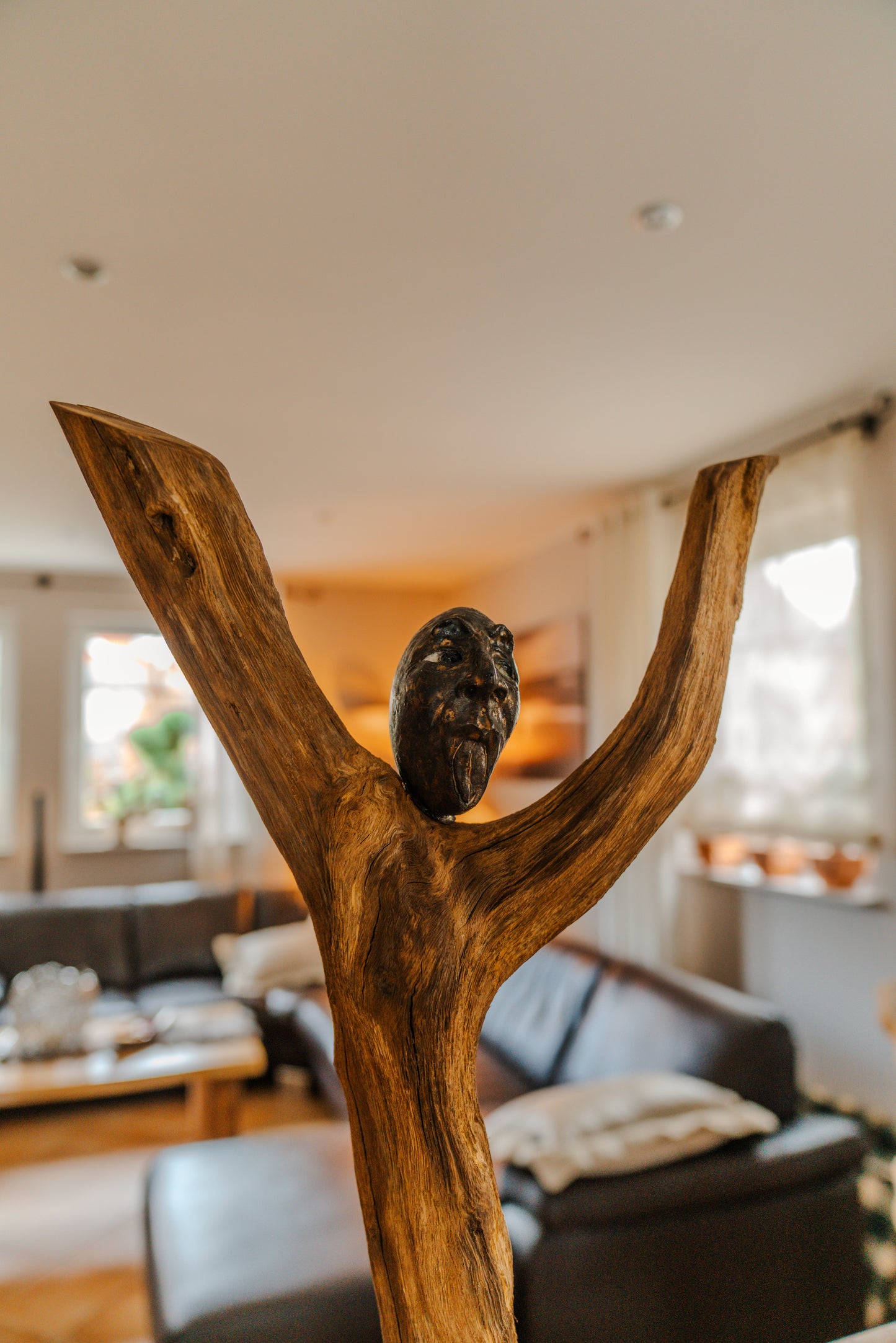 Skulptur abstrakte Person aus gebürstetem Eichenholz auf Metallständer