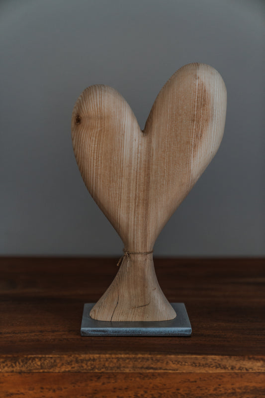 Herz aus geschliffenem Eichenholz auf Metallständer