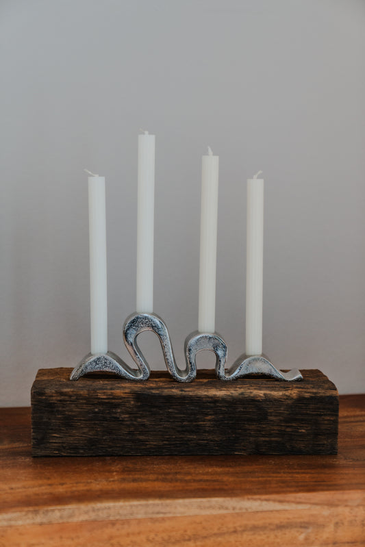 Kerzenständer aus gebürstetem Eichenholz mit vier Stabkerzen