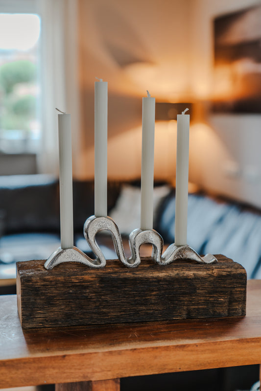 Kerzenständer aus gebürstetem Eichenholz mit vier Stabkerzen