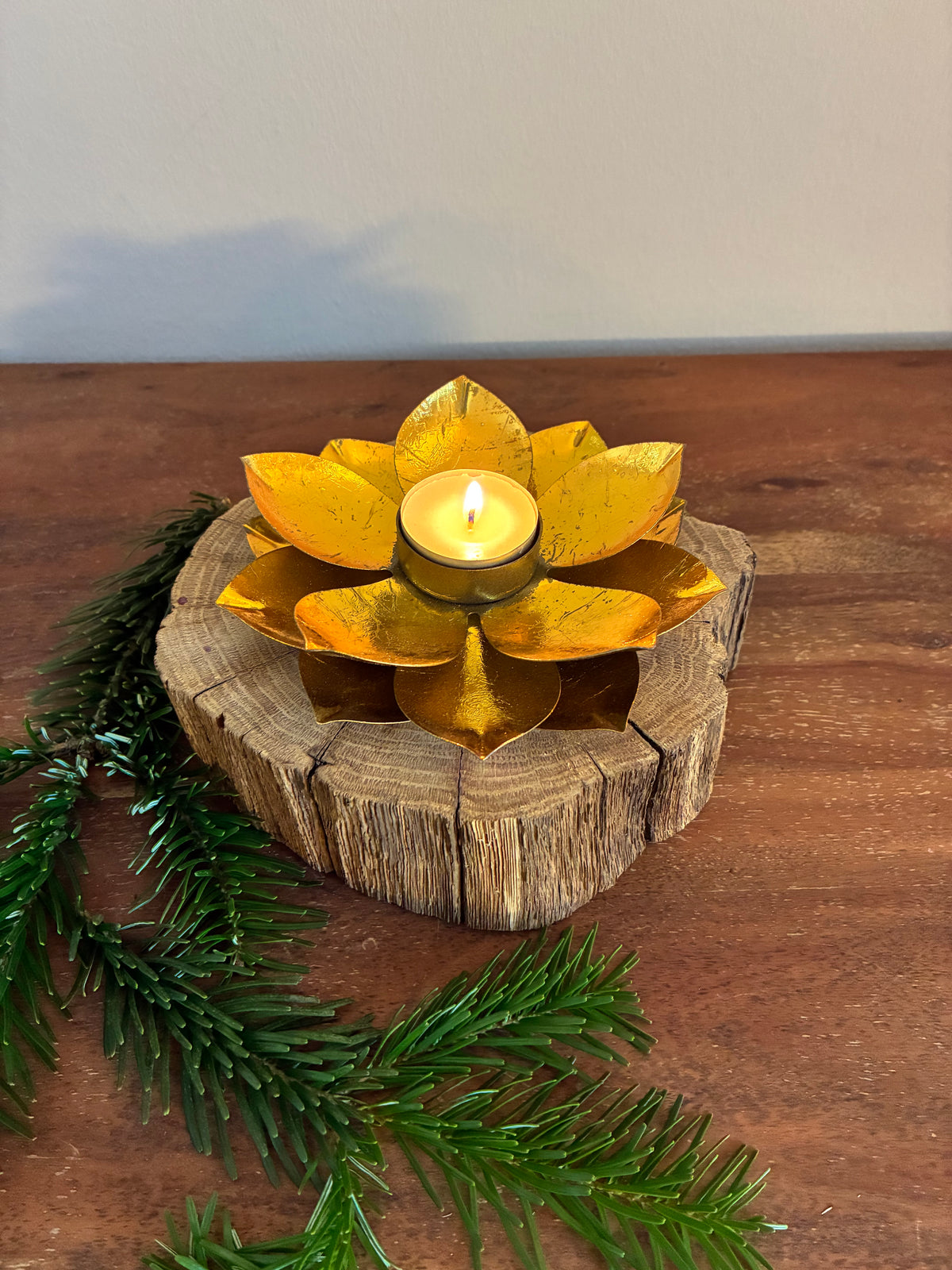 Holzstamm gebürstet mit Windlicht Lotusblüte gold 922