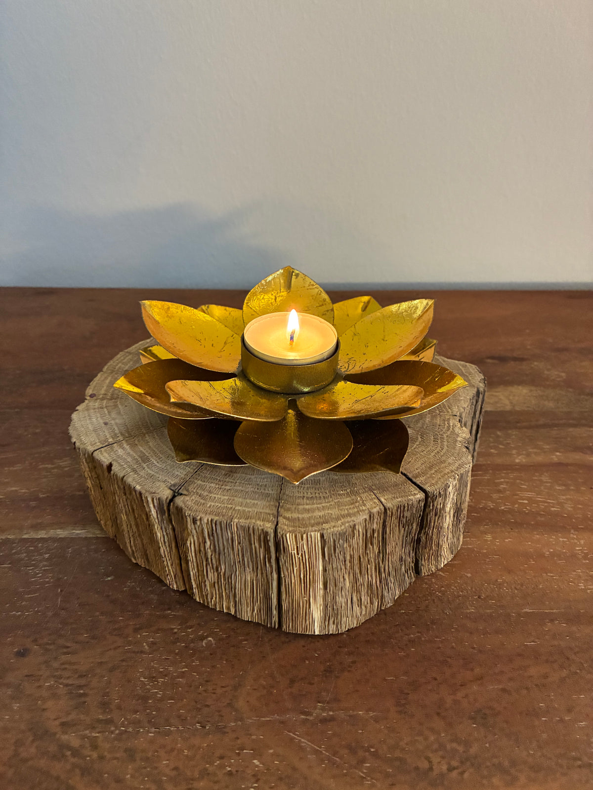 Holzstamm gebürstet mit Windlicht Lotusblüte gold 922