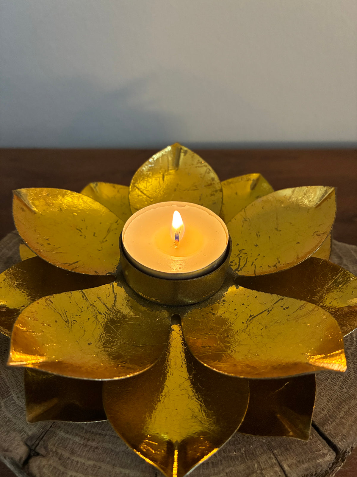 Holzstamm gebürstet mit Windlicht Lotusblüte gold 922