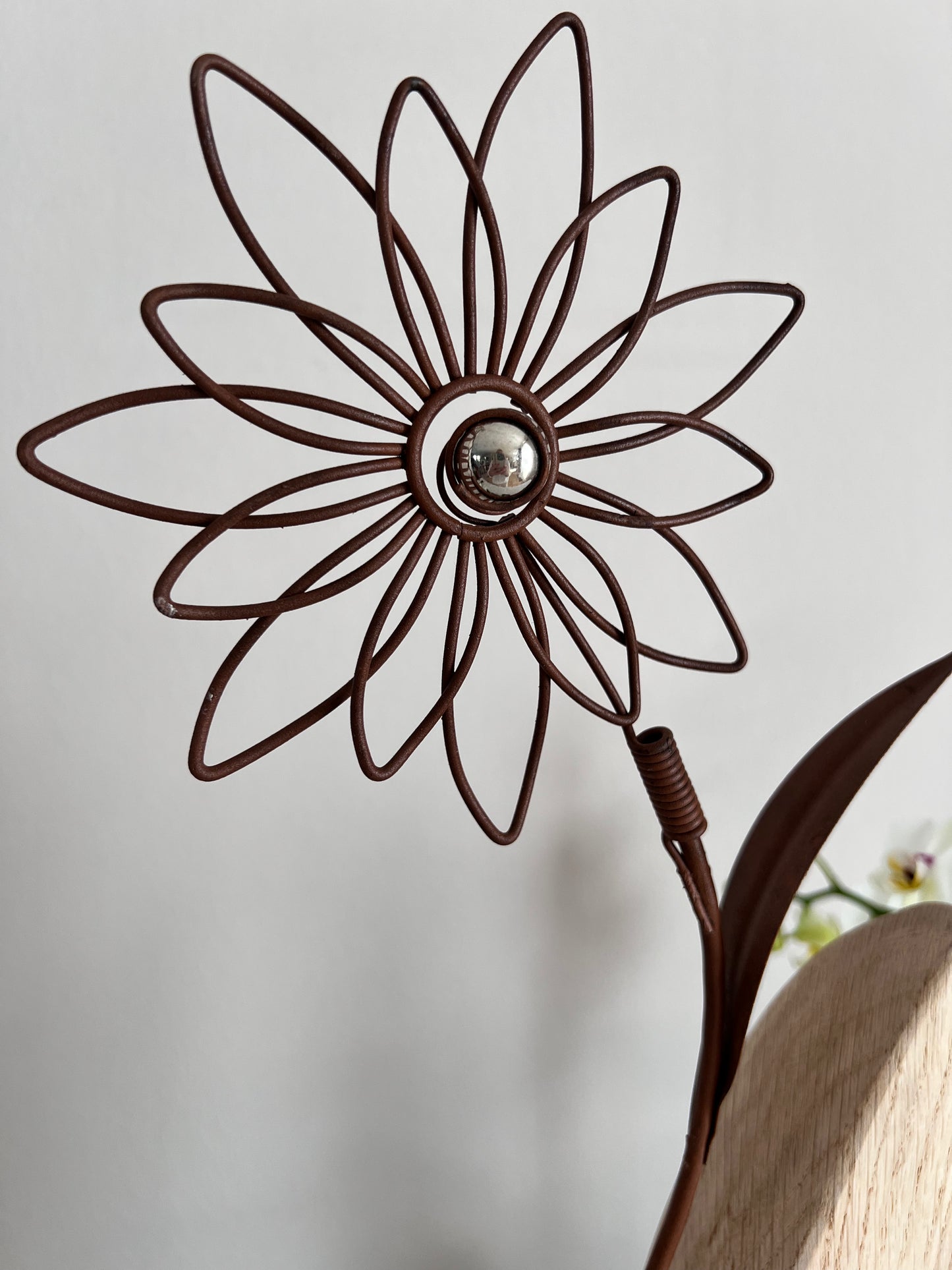 Metallblume rostfarben auf geschliffenem Eichenholz 0978
