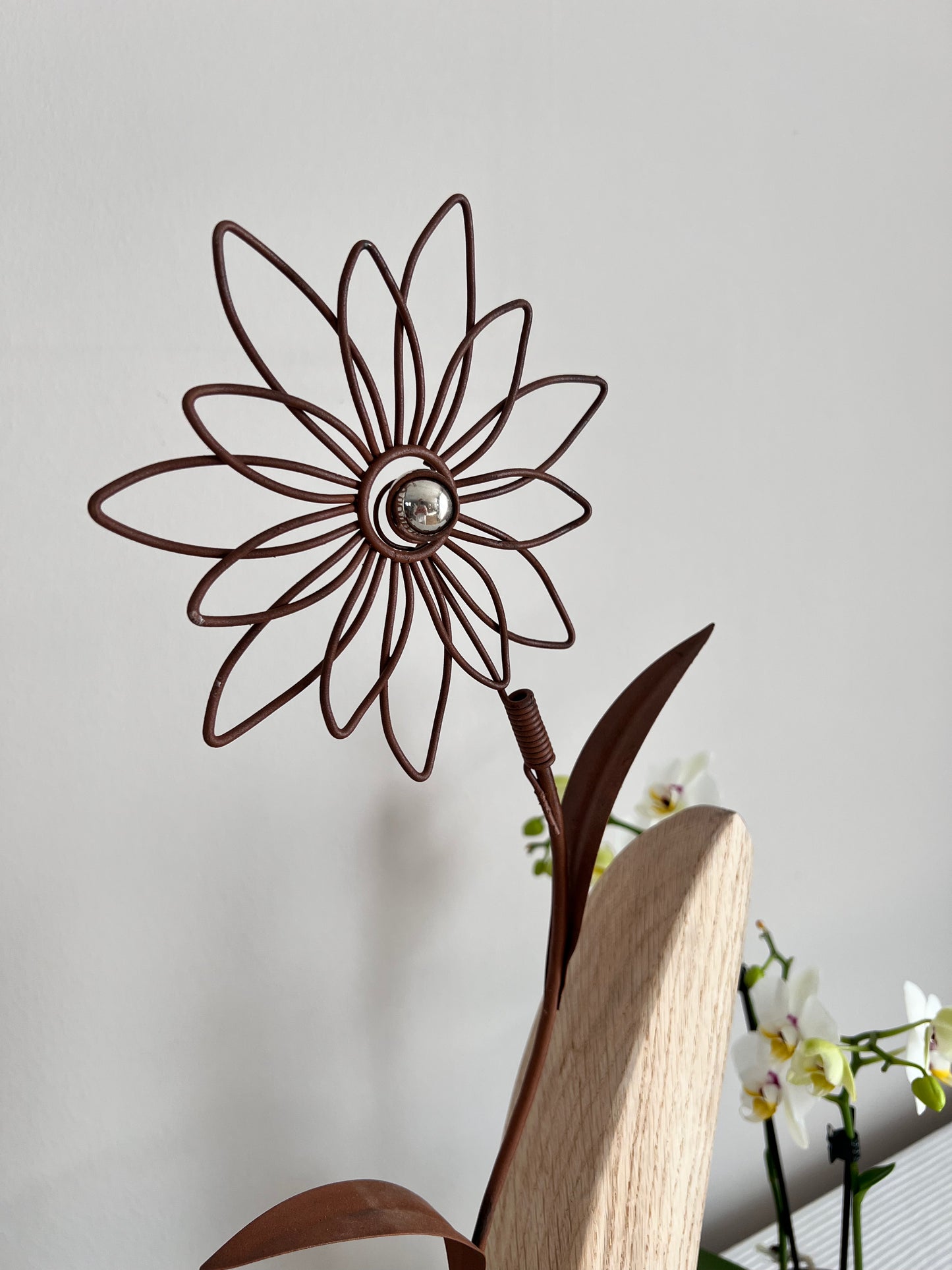 Metallblume rostfarben auf geschliffenem Eichenholz 0978